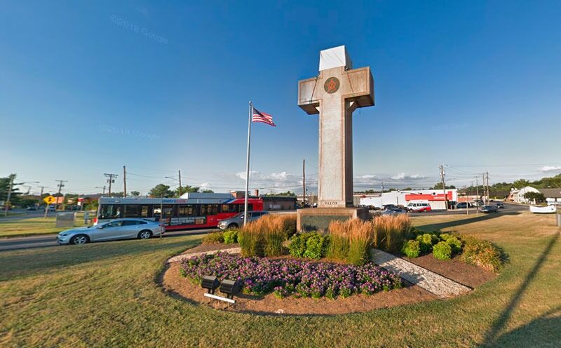SAKENS KJERNE: Bladensburg-korset rett utenfor Washington DC er over 90 år og blir nå stående, etter dommen i Høyesterett i går.
 Foto: Google street view