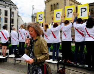 Ina Tin har stått i spissen for utallige av Amnesty Internationals demonstrasjoner mot piskingen av Raif Badawi og andre samvittighetsfanger i Saudi-Arabia. Her fra en tidlig demonstrasjon utenfor Stortinget.
 Foto: Amnesty Norge