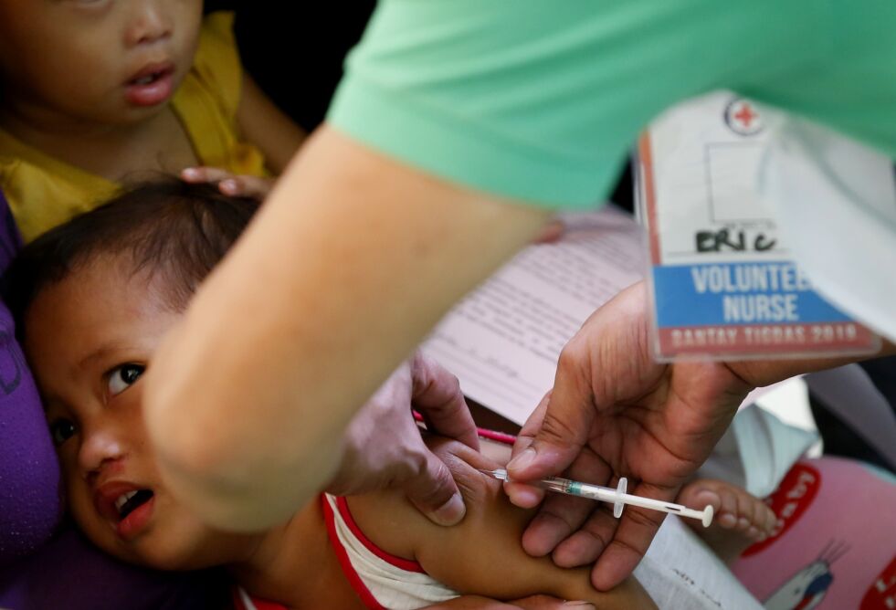 Røde Kors og helsemyndighetene på Filippinene med ekstra innsats for å vaksinere barn i slumområde i Manila forrige måned. Meslingutbrudd, sannsynligvis som følge av skremselspropaganda mot vaksiner, har rammet tusenvis.
 Foto: NTB-Scanpix/AP