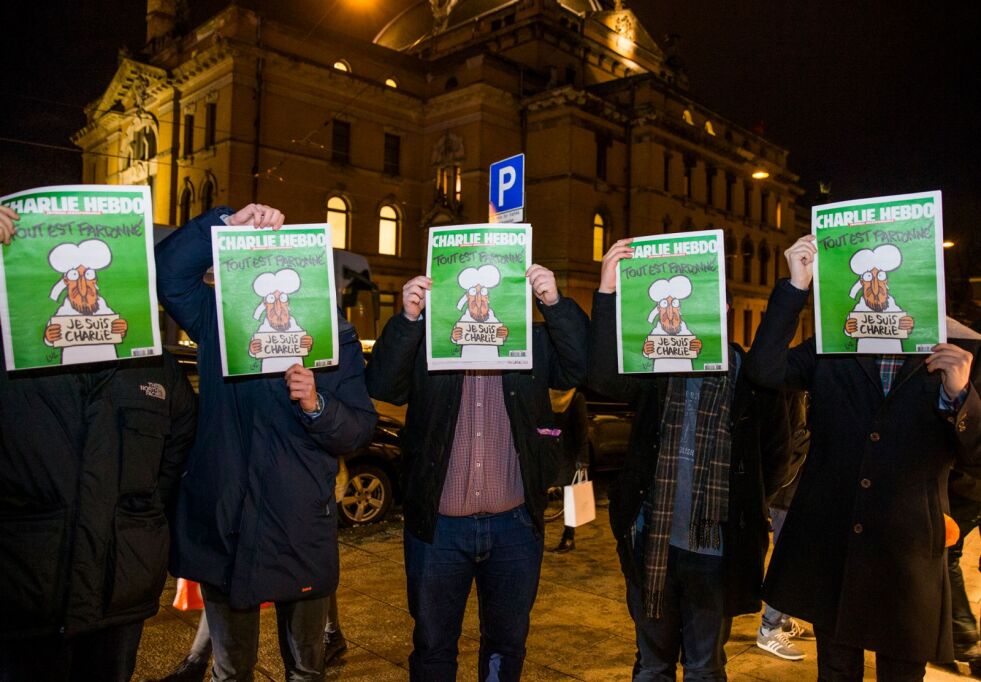 16. januar 2015: Folk stod i lang kø utenfor Narvesen Continental i Oslo for å forsøke å få tak i et av de 200 eksemplarer av det franske satiremagasinet Charlie Hebdo som var til salgs. Disse var blant de heldige.