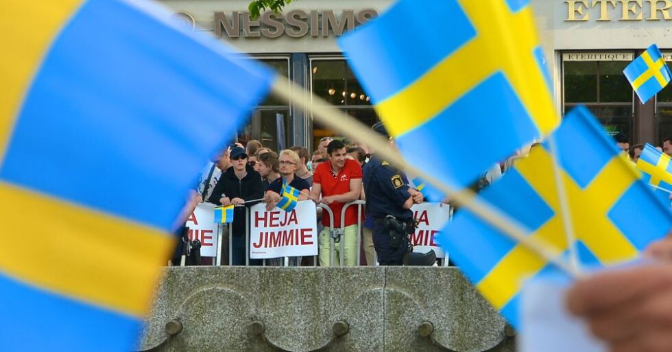 Tilhengere av Sverigedemokraternas partileder Jimmie Åkesson under valget til Europaparlamentet i 2014.
 Foto: Wikimedia commons@Frankie Fouganthin