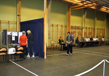 Slik så det ut inne på valglokalet i Raufoss. Kirkvalget til venstre, stortingsvalget til høyre. Foto: Siri Engen.