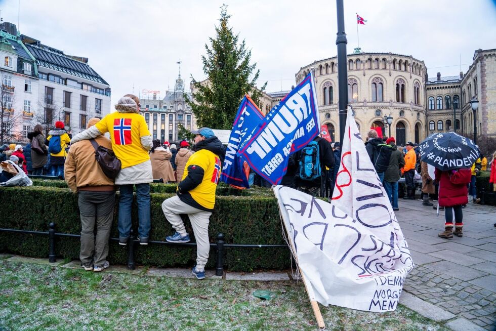 Siden november 2020 er det arrangert demonstrasjoner mot koronatiltakene på Eidsvoll plass foran Stortinget i Oslo.
 Foto: NTB
