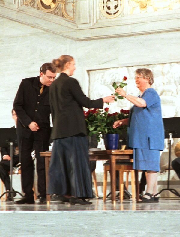 Årsaken til det hele, Kristian Horns datter Kari Noer, delte ut roser til 2001-konfirmantene under jubileumsseremonien.
 Foto: Arkiv