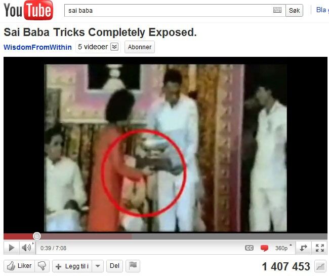 Denne videoen viser at Sai Baba henter fram en halskjede som han senere "tryller fram".