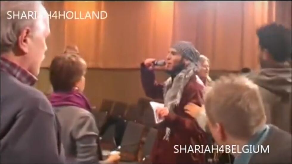 Islamister protesterer mot foredrag av den sekulære muslimen Irshad Manji i Amsterdam. Screenshot fra YouTube.
