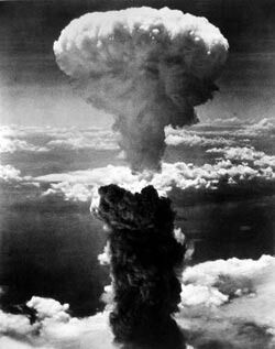Slik så den ut, atombomben som falt over Nagasaki i august 1945. Nei til atomvåpen allierer seg nå med Aril Edvardsen for hindre at det slippes flere slike bomber. Foto: US Dept. of defence