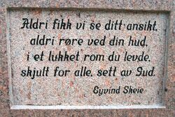 Slik ser diktet på minnestøtten ut. Eivind Skeie er en kjent prest og forfatter.