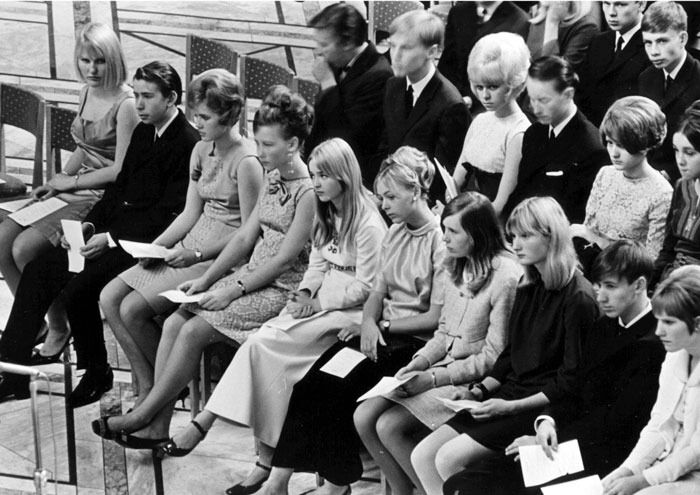 Høytidsstemte konfirmanter i Oslo rådhus, preget av sekstitallets motebilde.
 Foto: Arkiv