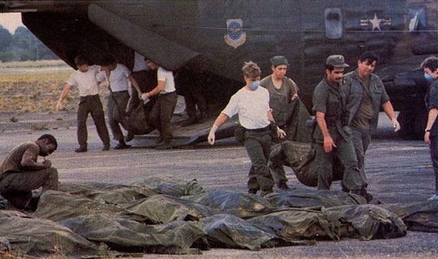Før 11. september 2001 var massakren i Jonestown den største tragedien i moderne amerikansk historie. Her bæres de døde ut av flyet i California der de senere ble lagt i en massegrav.
 Foto: Wikimedia Commons