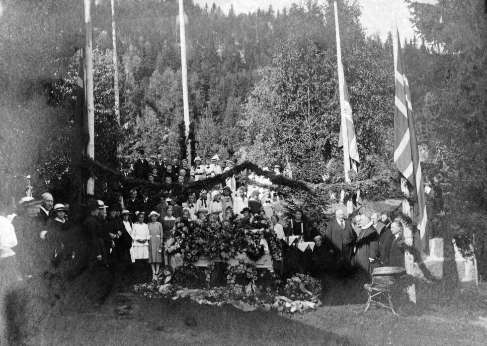 Gravferdstradisjoner: Familiefotografering med æresportal i granbar i anledning gravferden for Asle Sundsaasen (1861-1933), artikkelforfatterens tippoldefar.
