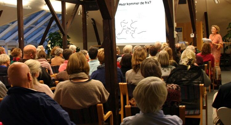 Stort oppmøte da Human-Etisk Forbund i Oslo og Akershus arrangerte høstens første temamøte, med romfolkets situasjon på plakaten. Forsker Ada Engebrigtsen innledet.
 Foto: Anne Grethe Aune