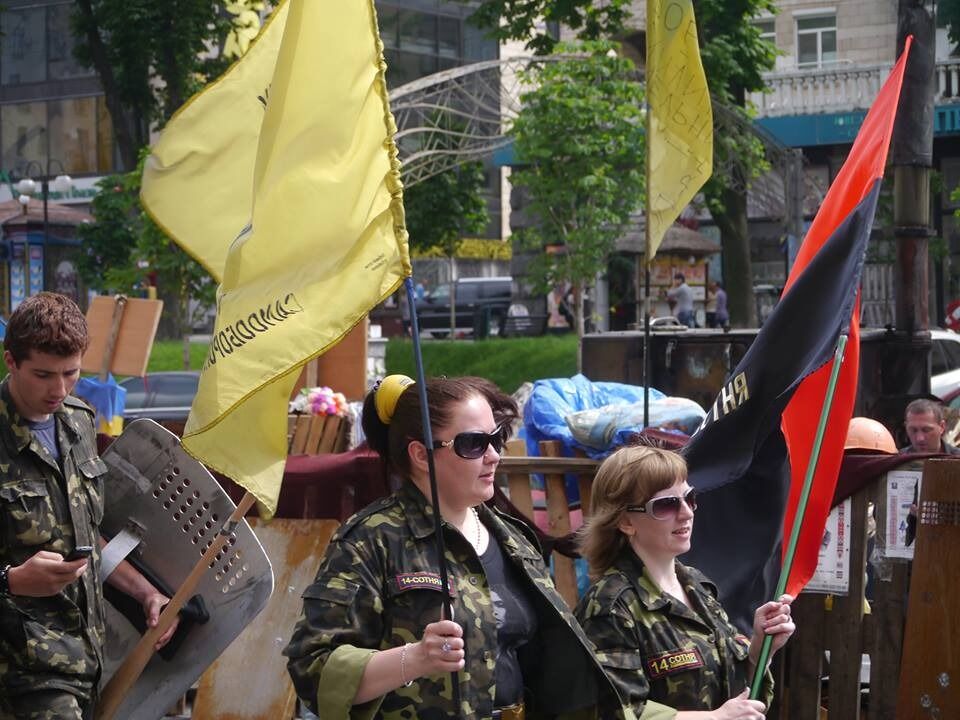 Fra en Pravi Sektor-demonstrasjon i Kiev. Flagget til høyre symboliserer den svarte ukrainske jorden og blodet som har blitt spilt for den.
 Foto: John Færseth