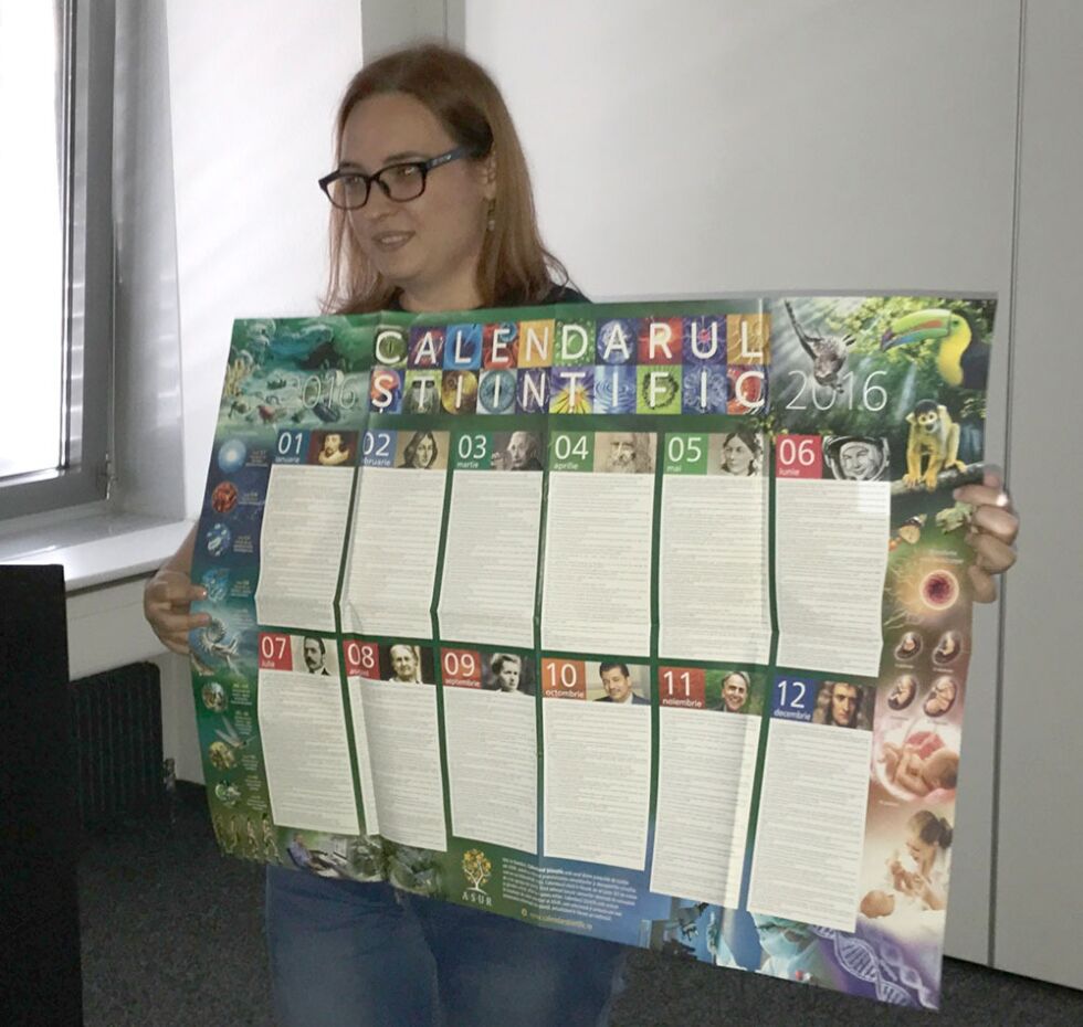 Monica Belitoiu fra den rumenske humanistorganisasjonen ASUR viser fram en av de vitenskapelige kalendrene de har laget.