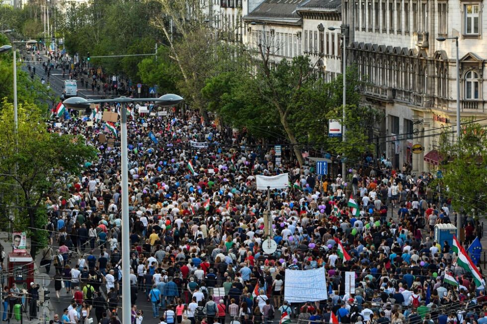 – Vi ser at det mange steder i verden er en betydelig folkelig motstand mot autokratiske styresett, sier Kenneth Roth, administrerende direktør i HRW. Som denne demonstrasjonen mot Viktor Orbáns nye medielov i Budapest i fjor vår.
 Foto: NTB-Scanpix/AP