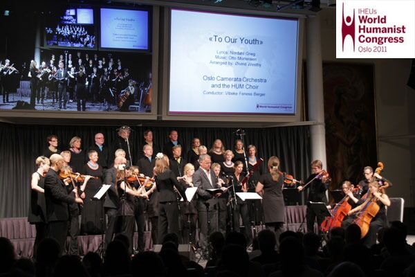 HUM-koret og Oslo Camerata Orchestra spilte og sang Til ungdommen etter et arrangement som første gang ble  framført under HEFs 50-årsjubileum i 2006.
 Foto: Reidar Thorsen