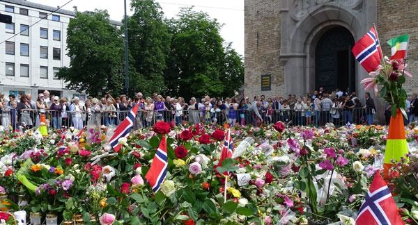 Mange søkte til kirken etter terrorangrepet den 22. juli. Her fra blomsterhavet utenfor Oslo domkirke den 26. juli.
 Foto: Ane Maus Sandvig