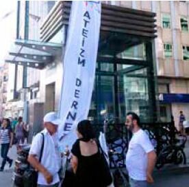 Noen ganger ber folk om at bannerne utenfor møtelokalene tas ned. De er redde for å bli observert på vei inn til et ateistmøte.
 Foto: Privat