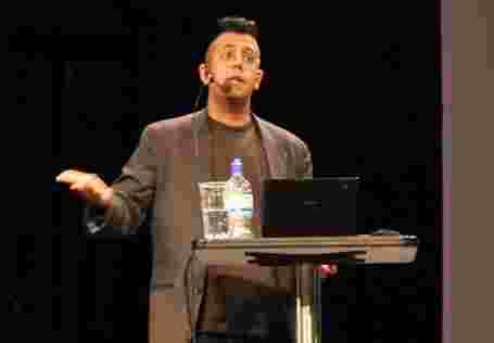 Simon Singh fortalte blant annet om sin kamp mot britiske kiropraktorer. Foto: Alvin Brattli.