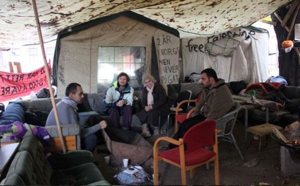Vi blir tatt imot inne i "stua" til de palestinske flyktningene. Alt de har her har de fått fra hjelpsomme nordmenn.
 Foto: Ane Maus Sandvig