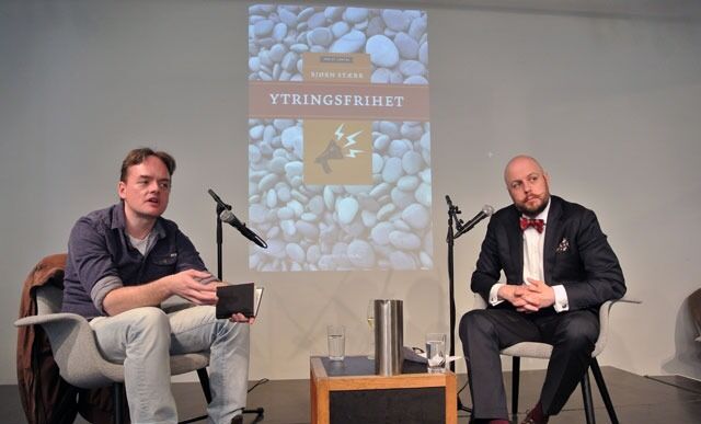 Bjørn Stærk (t.v.) presenterte boka Ytringsfrihet i går kveld. Han ble spurt ut av redaktør i tidsskriftet Humanist, Didrik Søderlind (t.h.).
 Foto: Even Gran
