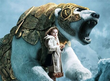 Det gylne kompasset er en påkostet, visuell film. Her er hovedpersonen Lyra sammen med hjelperen sin, isbjørnen Iorek Byrnison.