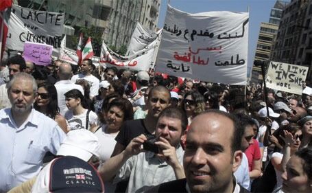 Rundt 5000 mennesker demonstrerte i Beirut på søndag mot Libanons praksis med å knytte borgerrettigheter direkte opp mot trostilhørighet. Foto: Fra Facebook/Ahmad Ezzeddine