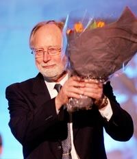 På Human-Etisk Forbunds 50-årsmarkering i Oslo rådhus 1.april i år, ble Levi Fragell hedret med blomster og takksigelser. Foto: Håkon M. Larsen/Scanpix