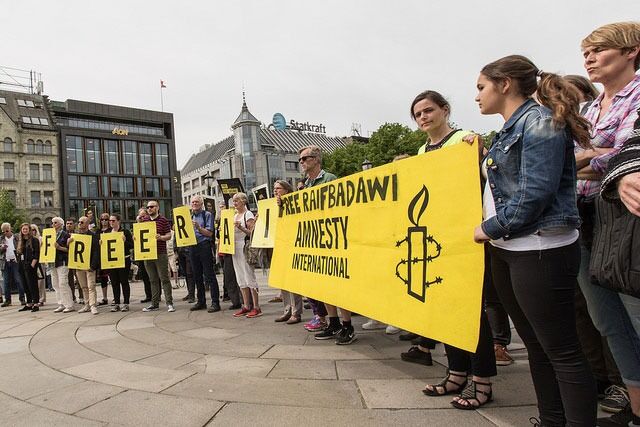 Amnesty har ledet demonstrasjonene mot dommen utenfor Saudi-Arabias ambassade 23 ganger siden 9.januar i år. I dag møttes demonstrantene utenfor Stortinget.
 Foto: Dan-Raoul Husebø Miranda