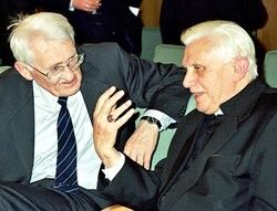 Jürgen Habermas (t.v.) i samtale med Kardinal Joseph Ratzinger, senere Pave Benedict XIV, i 2004. Foto: Katholische Akademie, Bayern