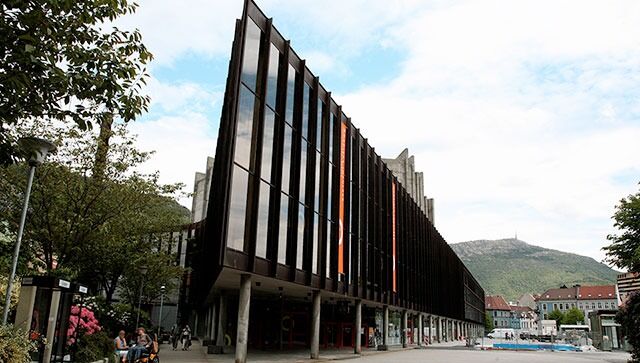 Kvinner og menn måtte gå inn ulike innganger under den muslimske id-feiringen i Grieghallen i Bergen i september. Nå raser debatten i vestlandsbyen.
 Foto: Wikimedia commons: Nina Aldin Thune
