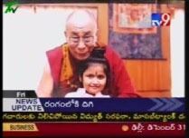 Sambhavi med Dalai Lama. Skjermbilde fra en indisk tv-stasjon.