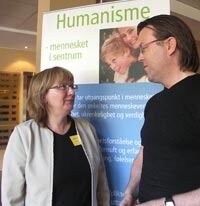 Håper på bred debatt: Carolyn Midsem og Einar Morten Lassesen er fornøyde med å ha satt eutanasi på dagsorden.