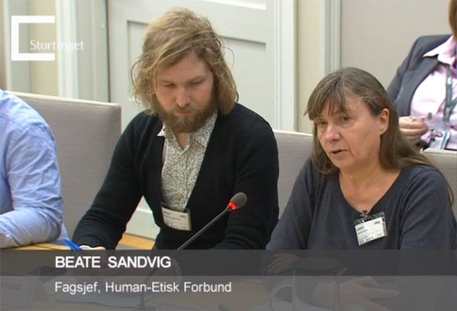 Fagsjef Bente Sandvig hadde med seg livssynsrådgiver Lars-Petter Helgestad ved sin høyre side. Se og hør Sandvigs innlegg her.
