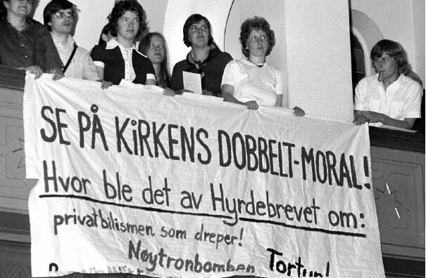 I 1978, da abortloven ble vedtatt, gikk biskopene i Den norske kirke hardt ut mot loven i form av et «hyrdebrev». Siste gang det hadde blitt gjort, var under krigen, i protest mot nazistene. Kirkens holdning mot abortloven skapte store protester. 

I dag, over 40 år senere, beklager bispekollegiet sin tidligere motstand mot abortloven.