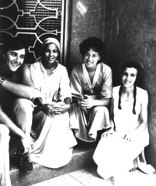 Spanjolen til venstre fikk sitte bakpå da Ina Tin kjørte motorsykkel til Marokko. Her med to kvinner Ina Tin møtte og fikk bo hos i Casablanca.
 Foto: Privat