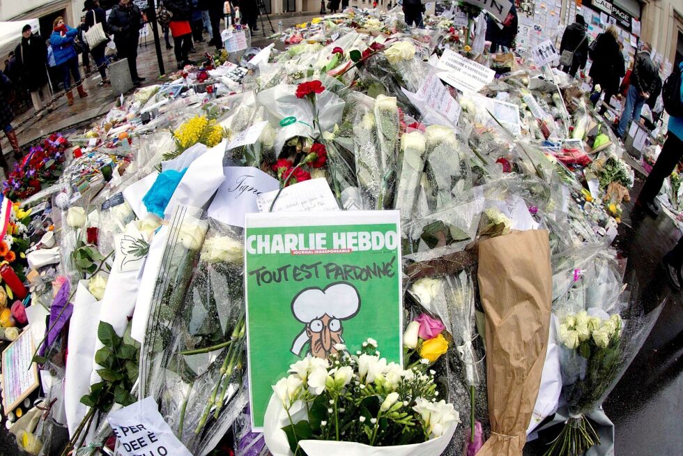 Blomsterhaugen utenfor redaksjonen til satiremagasinet Charlie Hebdo 14 januar 2015 – én uke etter terrorangrepet. Til tross for at store deler av redaksjonen er drept, klarer de mot alle odds å produsere neste nummer. Med forsiden «Alt er tilgitt».
 Foto: NTB/AFP