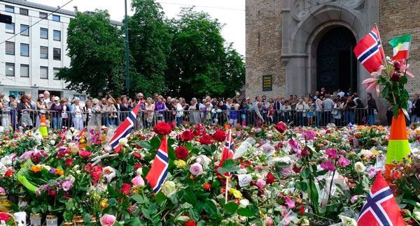 Mange la ned blomster utenfor Oslo domkirke etter terrorangrepet den 22. juli, men bare 12 prosent av befolkningen deltok i kirkemarkeringer.
 Foto: Ane Maus Sandvig