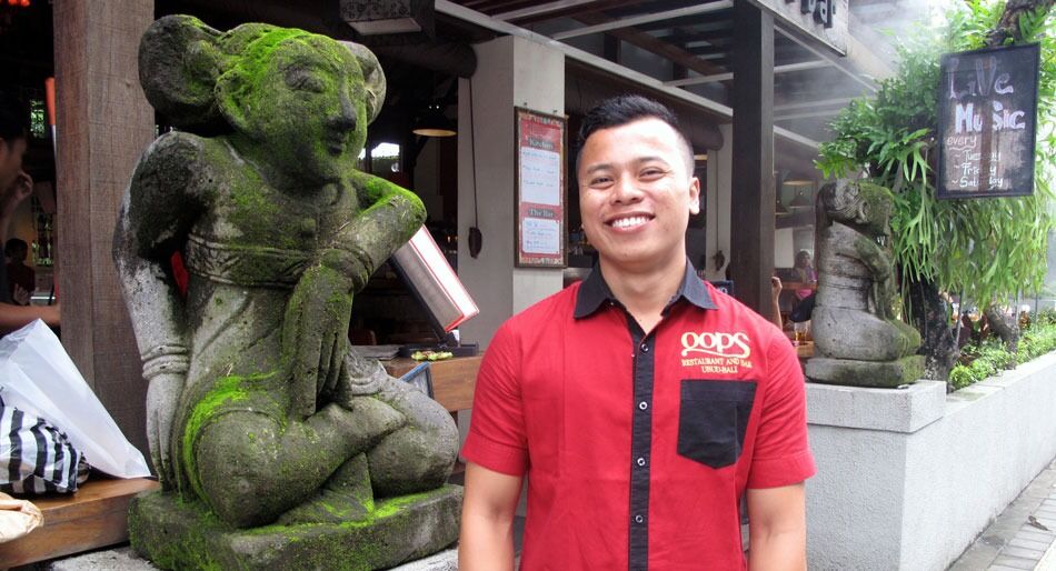 – Alternativfolkene fungerer som et eget samfunn i samfunnet, nesten helt avsondret fra lokalt liv, sier restaurant-innehaver Agung.
 Foto: Clea D. Johnsen
