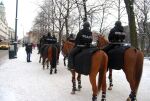 Politiet hadde hestene klare i tilfelle det skulle bli bråk.  Foto: Even Gran