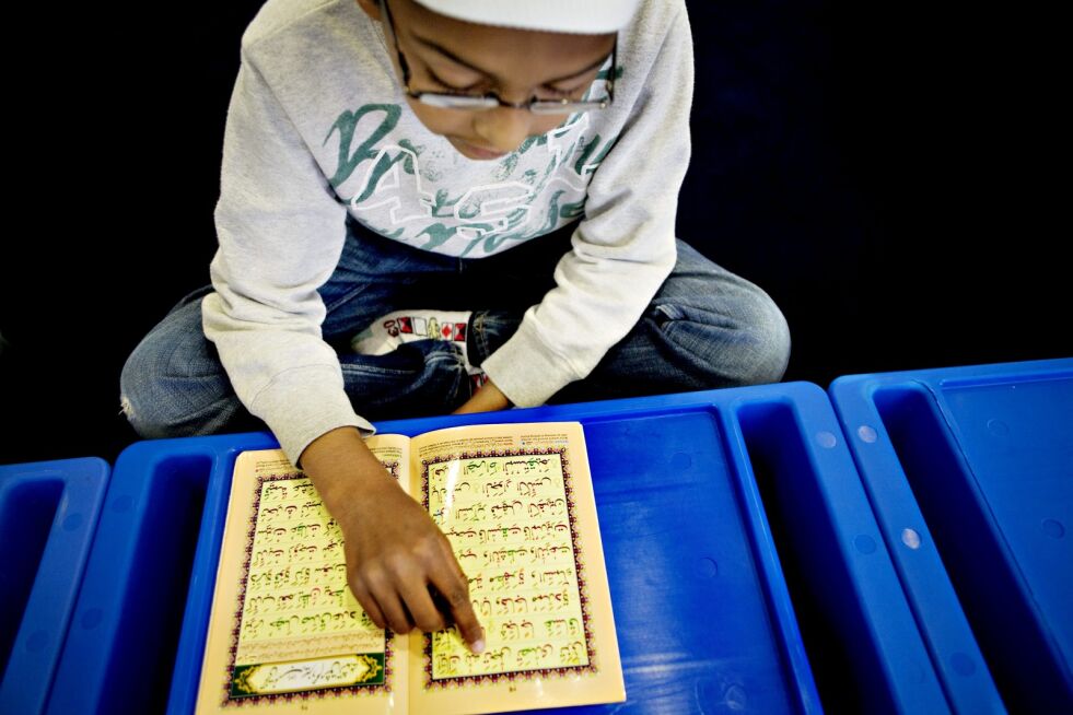 Gutt leser i koranen på en koranskole på Grønland i Oslo.
 Foto: Fredrik Bjerknes/Dagsavisen/Samfoto