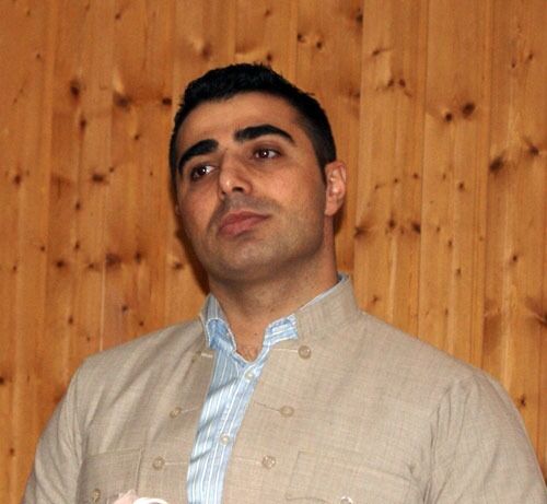 – Jeg ønsker ikke at min nasjonaldrakt skal få terrorist-stempelet på seg, sier Mahammad Rah, som reagerer på at mulla Krekar opptrer i kurdisk drakt og slik framstår som en kurdisk representant. Her har han selv kurdisk folkedrakt over skjorta.
 Foto: privat