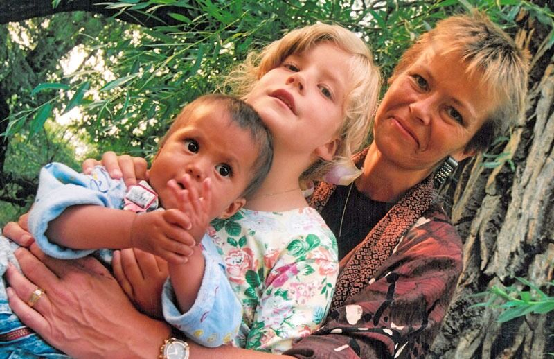 Mor og døtre i Sør-Afrika. Yngstedatteren kom til verden som et frihetsbarn i 1994, da demokratiet endelig var innført.
 Foto: privat