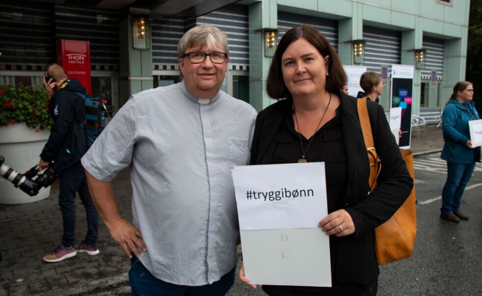 Generalsekretær i Samarbeidsrådet for tros- og livssynssamfunn, Ingrid Rosendorf Joys (t.h.) markerte sammen med pastor i Bærum baptistmenighet, Kent Remi Westergren.
 Foto: Iver Daaland Åse