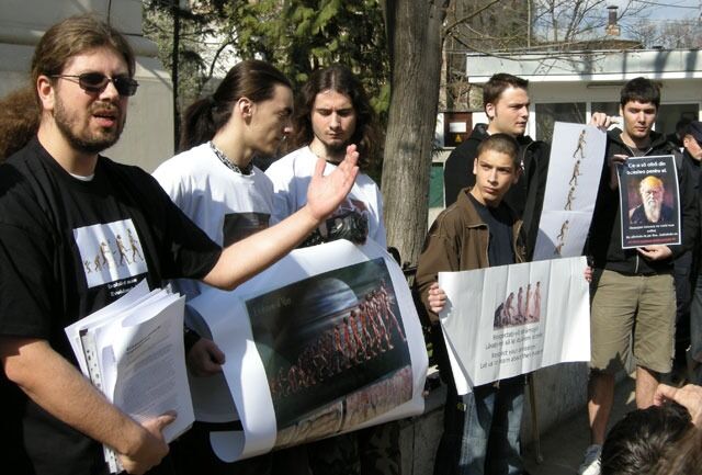 Rumenske humanister aksjonerer mot at evolusjon ble tatt ut av biologifaget i 2006. Bildet er fra 2008. Lengst til venstre: Den tidligere lederen av Romanias humanistorganisasjon Remus Cernea. Han er nå medlem av det rumenske parlamentet.