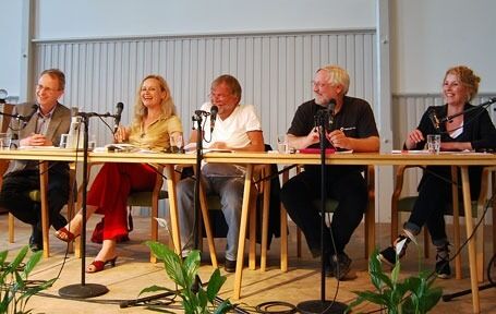 Det er lov til å slå en vits selv om man diskuterer filosofi. Fra venstre: Henrik Syse, Inga Bostad, Jostein Gaarder, Lars Gule og debattleder Kaja Melsom.