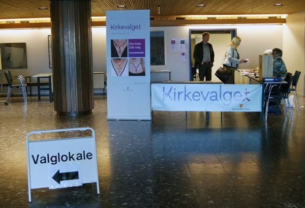 Fra valglokale i Molde i 2011: ingen tvil om at det var kirkevalg på gang. Ja, også var det visst også et annet valg.
 Foto: Kine Barbala