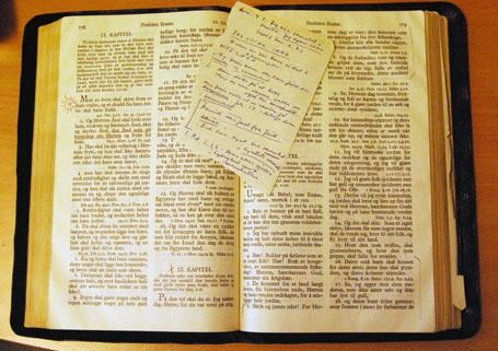 Innimellom arkene i Levi Fragells gamle predikantbibel ligger det fortsatt 50 år gamle utkast til prekener.