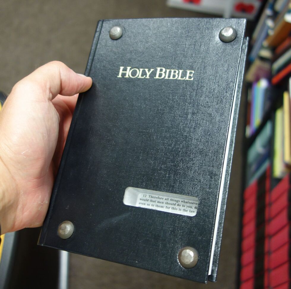 På møterommet finner vi denne bibelen. Den er låst med fire bolter og har et hull inn til det eneste stedet det er noen grunn til å bry seg om.
 Foto: Even Gran