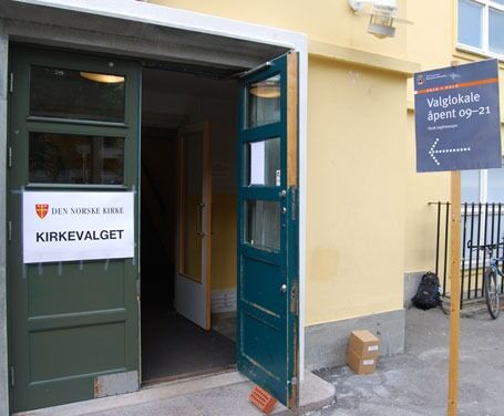 Slik ser det ut i dag ved inngangen til stemmelokalene på Møllergata skole i Oslo.